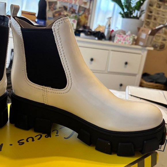 Circus by Sam Edelman Darielle White and Black Chelsea Boots - Picture 6 of 8